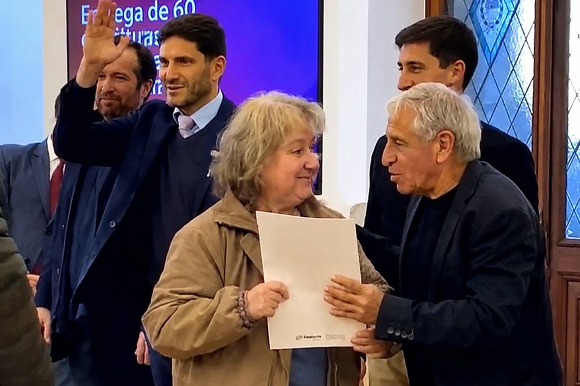 Tras la entrega de escrituras, Alí resaltó la importancia de la regularización dominial.