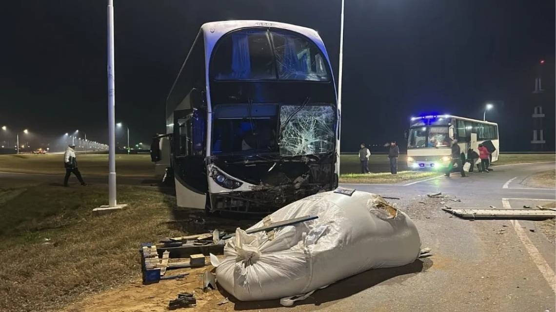 Tras el choque, pasajeros acusaron al chofer de ir mirando el partido. 