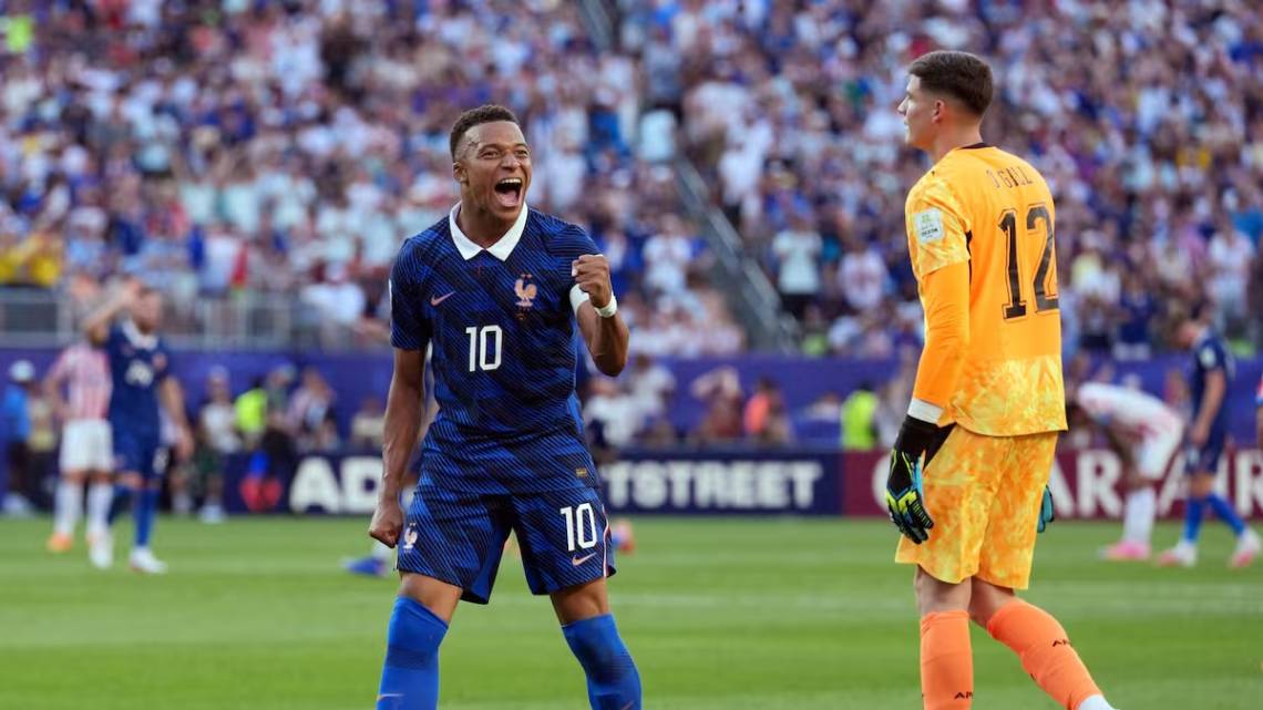 Mbappé celebra el gol de penal, ante la resignación del arquero paraguayo, Gil. (Foto: Reuters)
