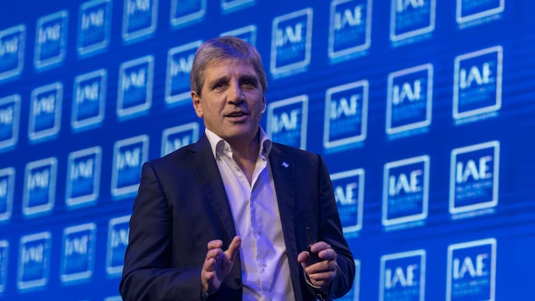 El ministro Caputo explicó cómo planea el Gobierno pagar todos los vencimientos de deuda hasta después de las elecciones.