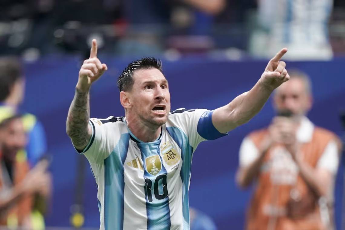 Messi celebra el gol del empate parcial. (Crédito: Aníbal Greco - La Nación)