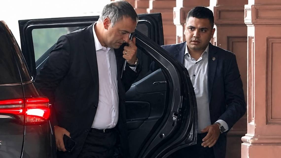 Adorni seguirá con custodia policial por 