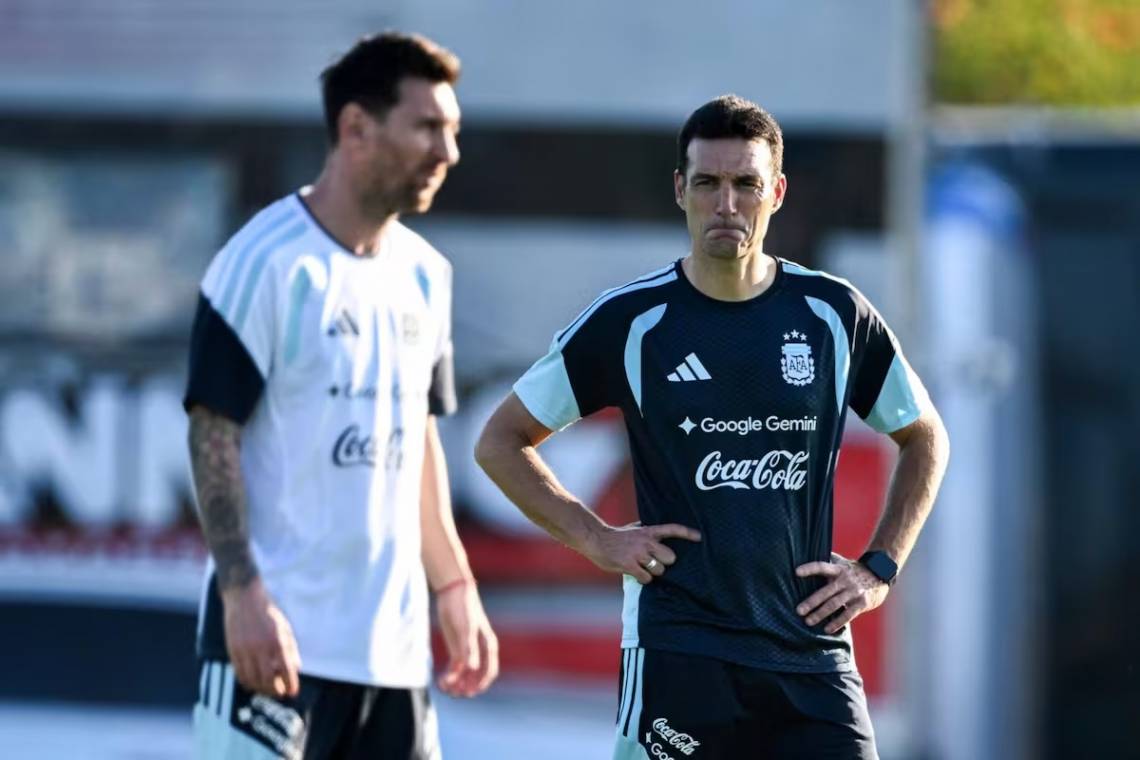 Scaloni analiza qué formación pondrá ante Suiza el sábado. (Crédito: LUIS ROBAYO - AFP)