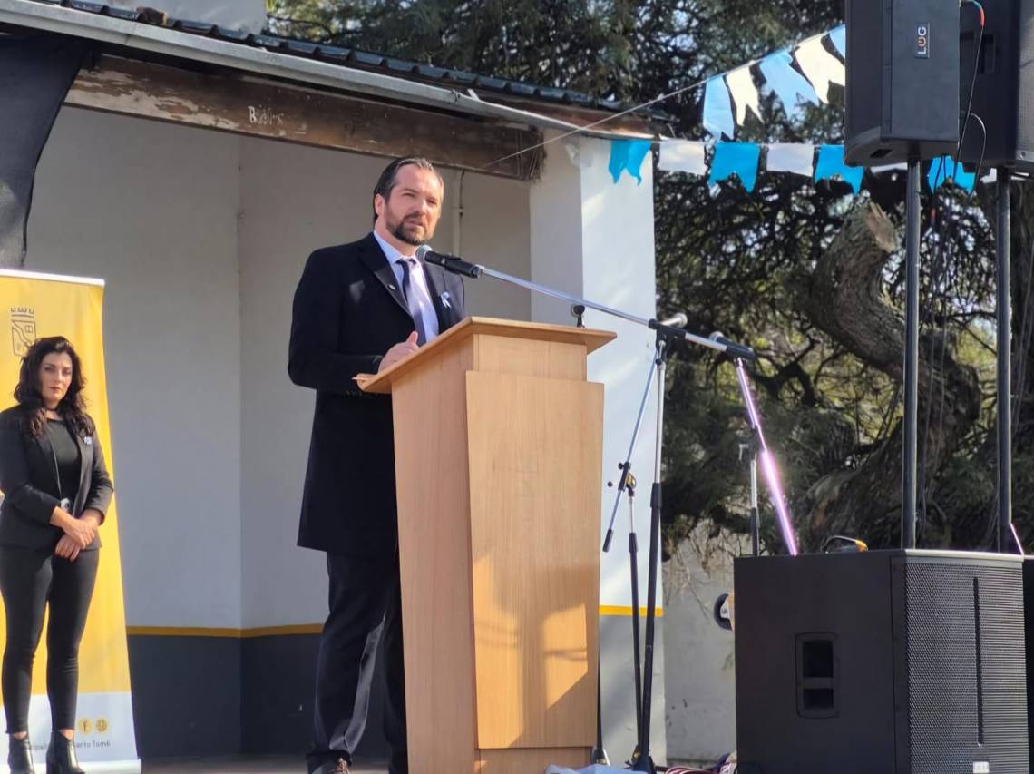 Weiss Ackerley encabezó el acto por un nuevo aniversario del Día de la Independencia.
