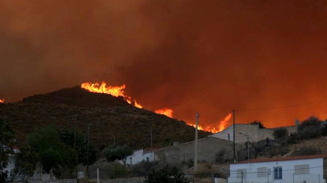 Una falla en un tendido eléctrico habría provocado un incendio trágico en España.