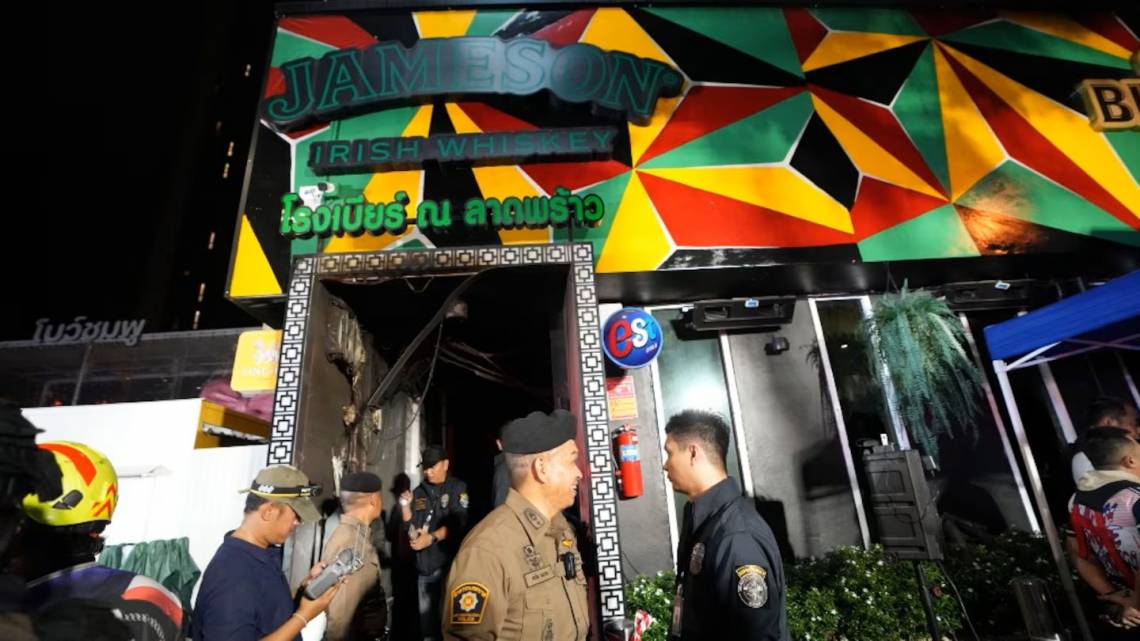 La policía investiga las causas del incendio en un pub de Bangkok (Foto: AP Photo/Sakchai Lalit)