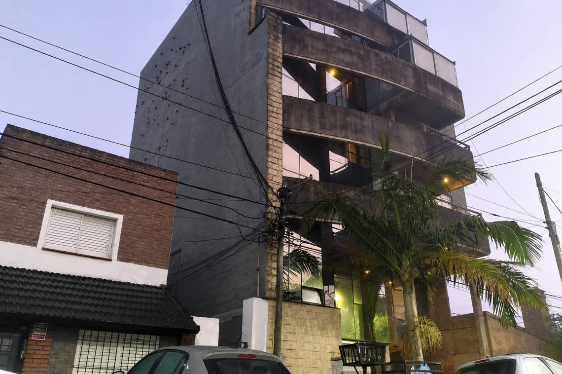 Milagro en Santa Fe: una joven cayó desde un cuarto piso al intentar ingresar a su departamento y está fuera de peligro