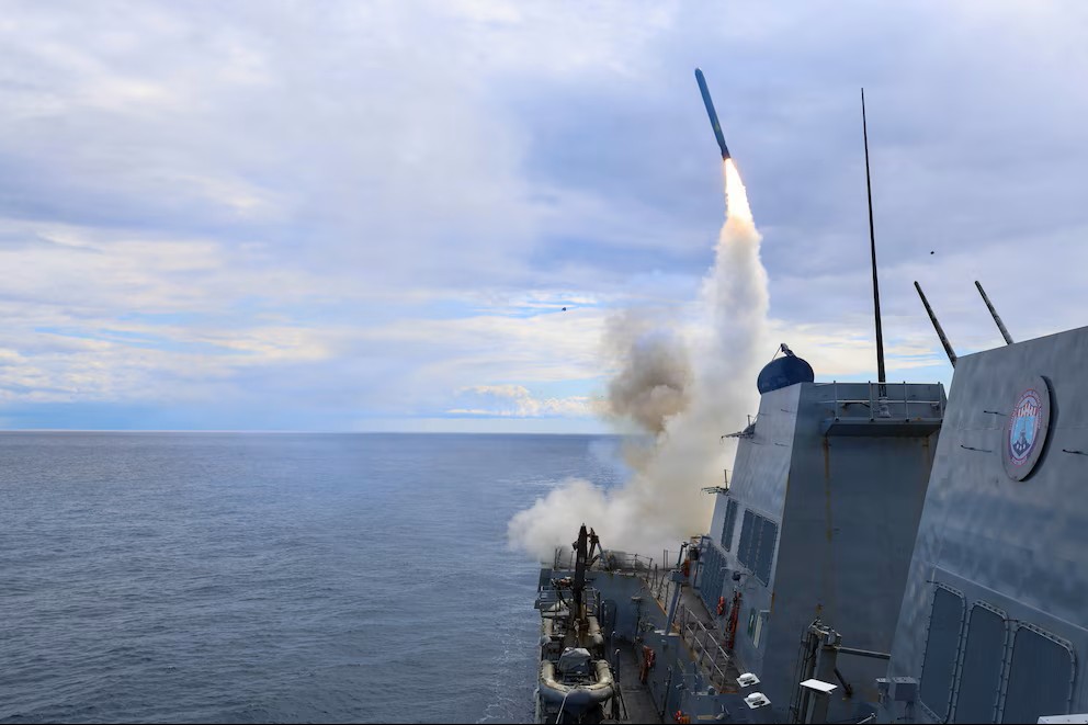 Imagen de archivo del destructor USS Thomas Hudner disparando un misil Tomahawk en apoyo de la Operación Furia Épica contra Irán desde una ubicación no revelada. 1 marzo 2026. (Crédito: Reuters)