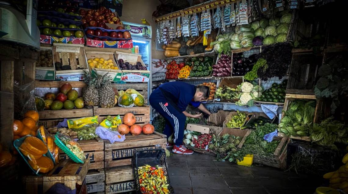 Una familia tipo necesitó más de $1,53 millones en junio para superar la línea de pobreza. (Foto: EFE/ Juan Ignacio Roncoroni)