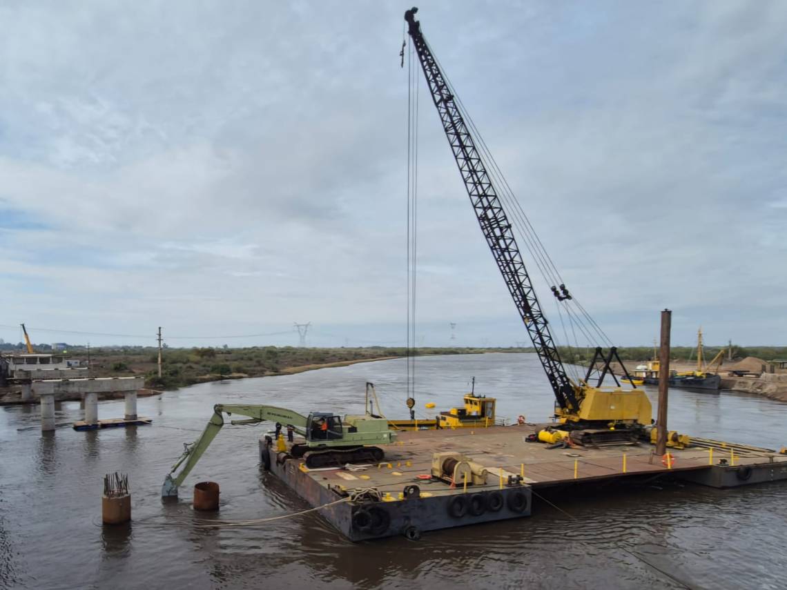 La construcción del nuevo puente dio otro paso clave: ya avanza sobre el río Salado. (Crédito: STD)