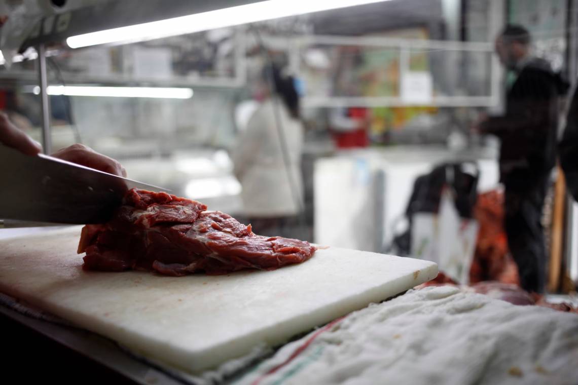 El aumento del precio de la carne golpeó el consumo, que cayó más de 11% en seis meses.