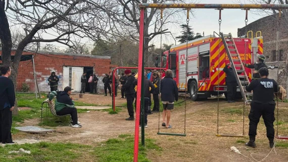 Murió un niño de 4 años en el incendio de una casa en barrio Schneider. (Crédito: Aire Digital)