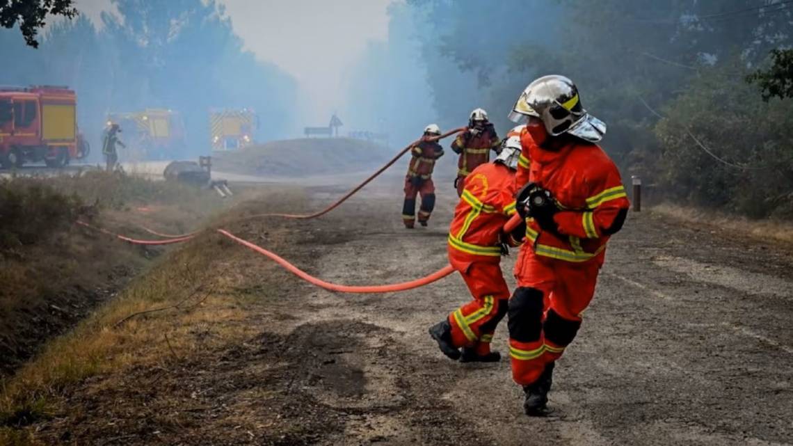 El megaincendio fuera de control declarado cerca de Burdeos arrasó 42.000 hectáreas. (Foto: EFE).