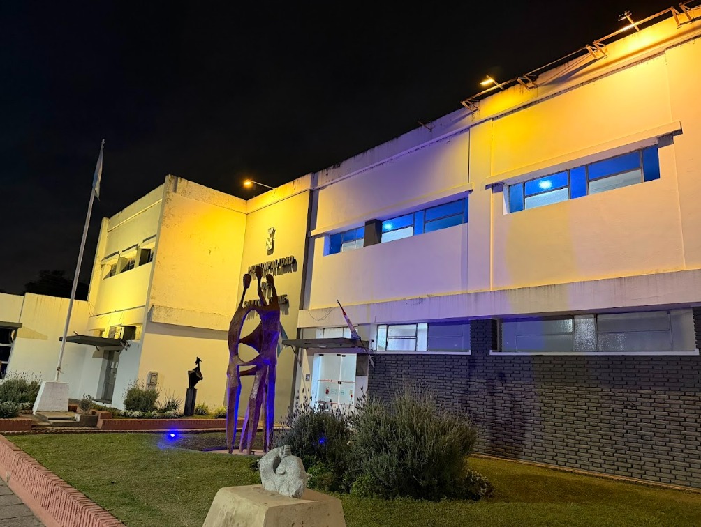 Con una iluminación especial, Santo Tomé se sumó al Día de la Concientización sobre el TDAH.