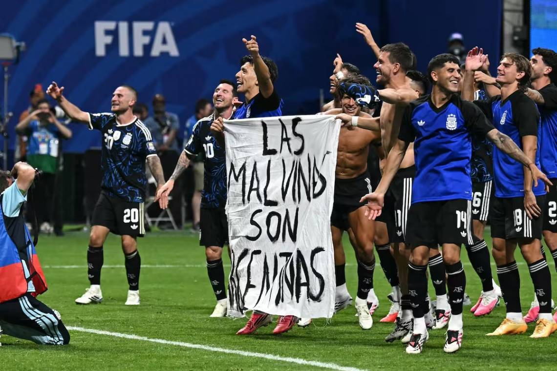 La bandera de Malvinas en los festejos ante Inglaterra puso a la AFA bajo investigación de la FIFA. (Foto: Paul ELLIS / AFP)
