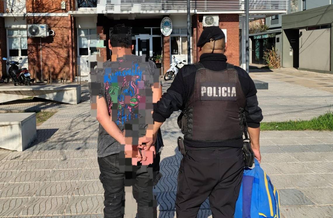 Uno de los detenidos es trasladado a la Comisaría 12da.