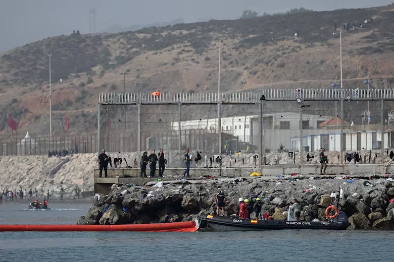 España instaló una barrera en la frontera entre Ceuta y Marruecos tras la ola de migraciones que puso en crisis su enclave en el norte de África.