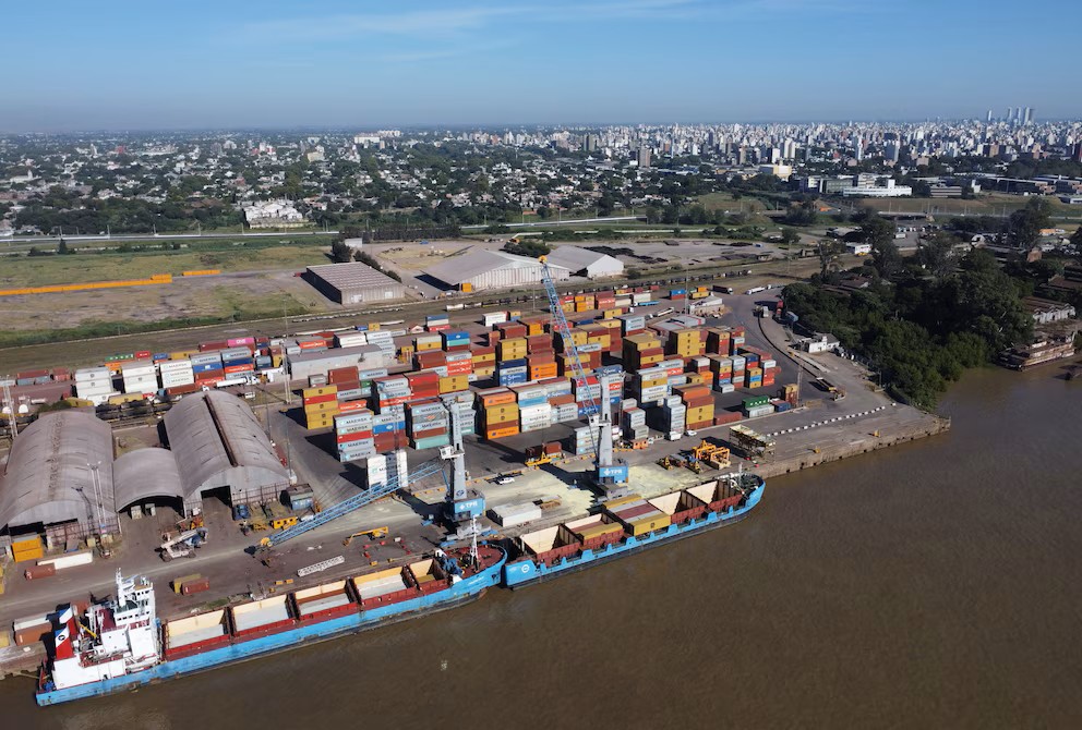 Paro portuario: más de 185 buques siguen varados y advierten por el impacto en exportaciones y combustibles.