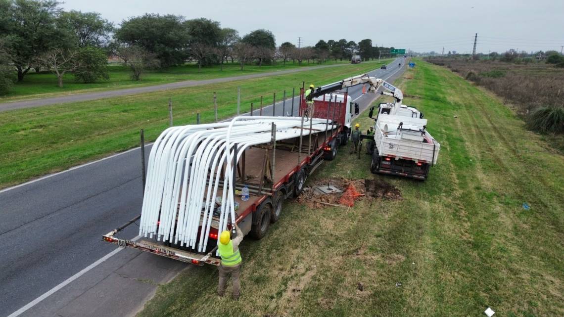El gobierno provincial reportó el avance de los trabajos de iluminación de la Autopista, en el tramo entre nuestra ciudad y Sauce Viejo.