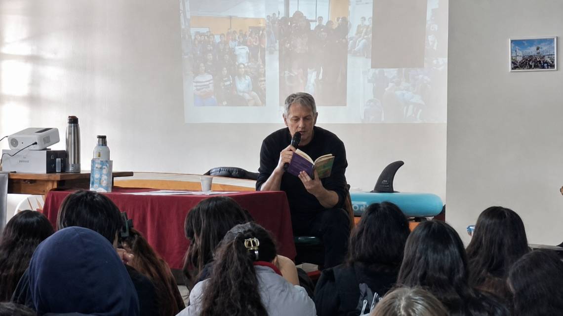 El escritor Santiago Venturini compartió sus textos con los estudiantes durante el encuentro.