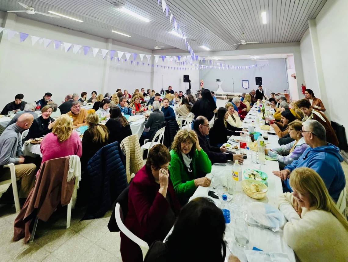 El almuerzo solidario reunió a numerosos vecinos este domingo. 