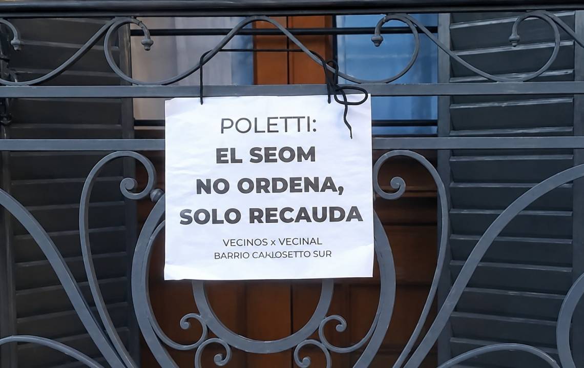 Frentistas de Candioti Sur colocaron carteles para reclamar cambios en el estacionamiento medido y quedar exentos del pago.