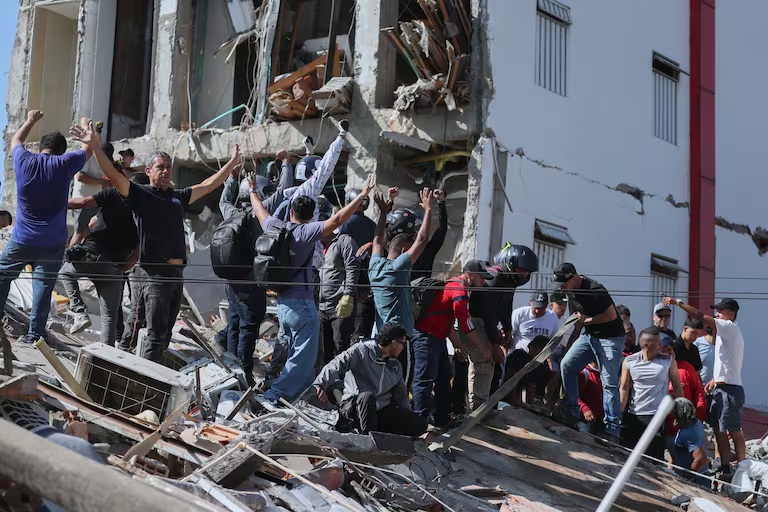 Decenas de personas, de manera voluntaria, comienzan a remover escombros en las zonas afectadas por el sismo. (Santiago Saldarriaga - AP)