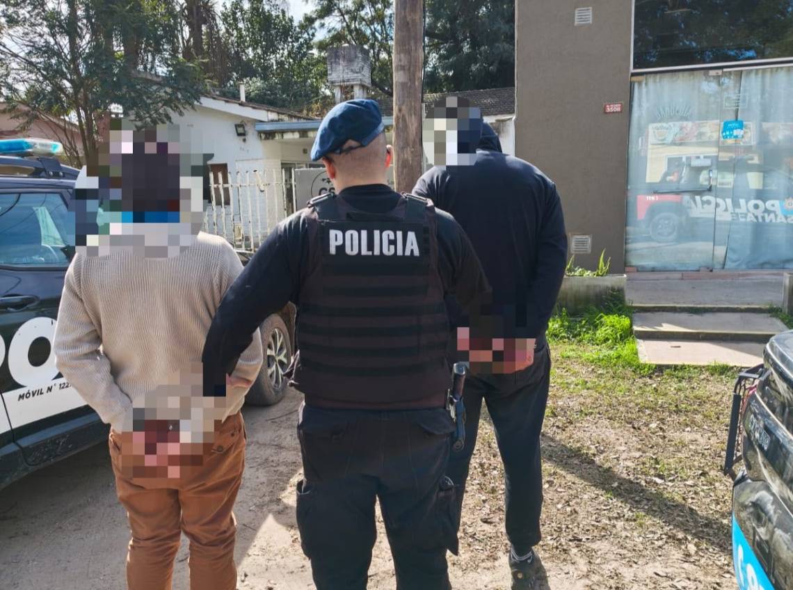 Los sujetos fueron trasladados por la policía.