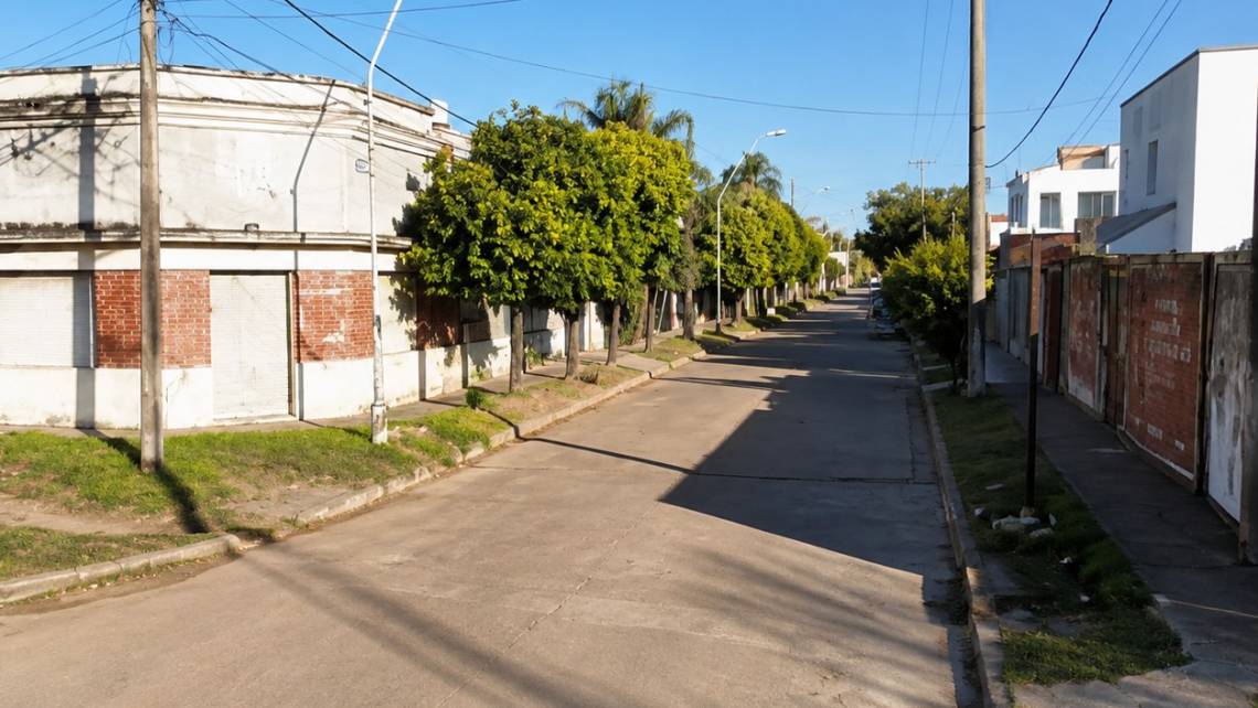 Calle Santiago del Estero, en el tramo comprendido entre avenida Luján y Entre Ríos, donde se implementará el sentido único de circulación. (Crédito: STD)