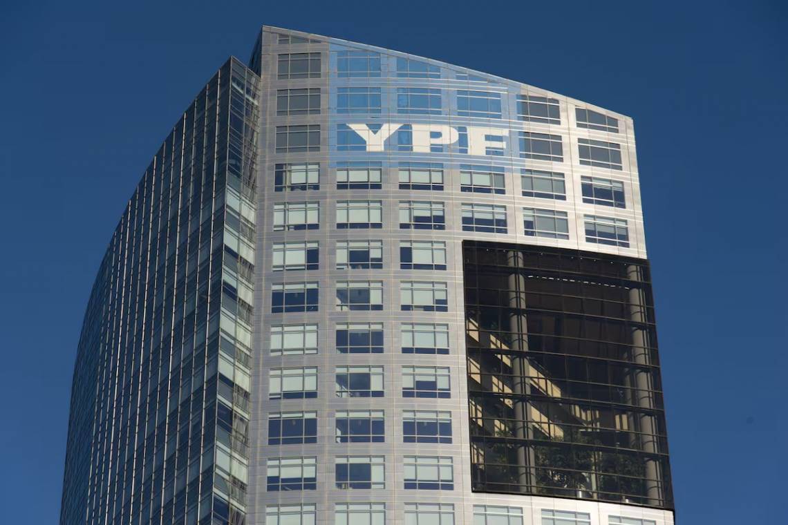 YPF presentó un proyecto de US$51.000 millones para convertir a Vaca Muerta en un polo exportador de GNL.