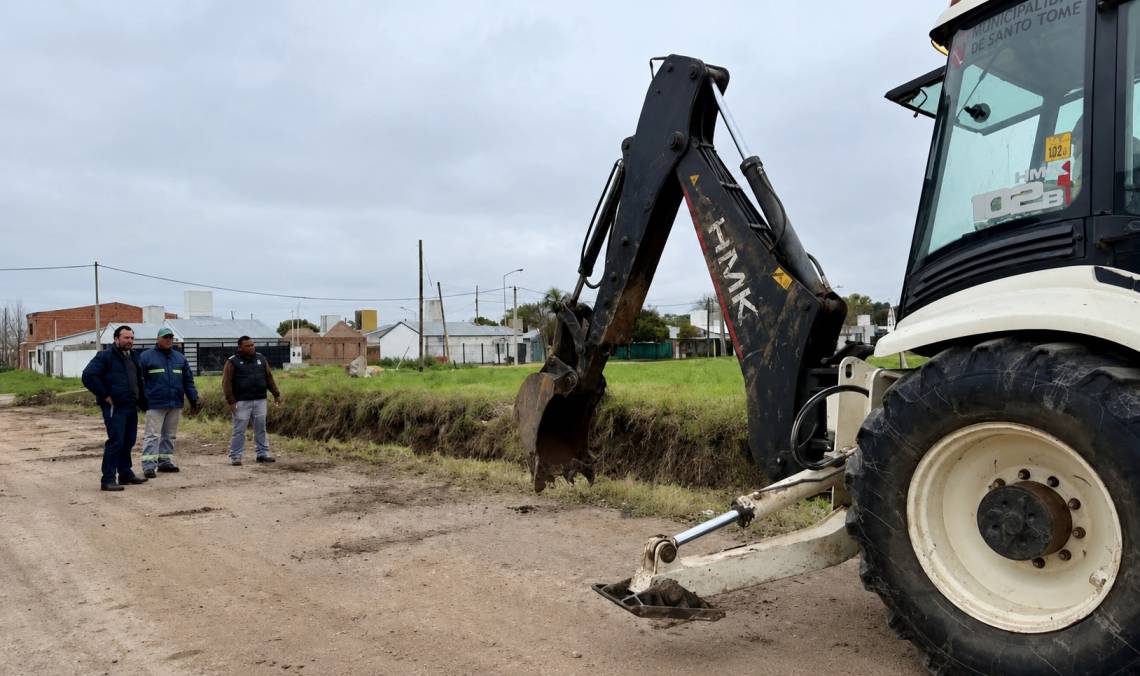 “Esto no es normal”: el intendente mostró un zanjón obstruido por basura y restos de obra