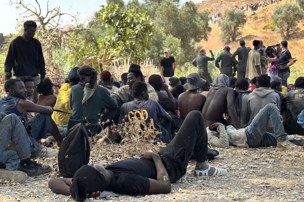 Marruecos intercepta a inmigrantes irregulares que quieren pasar a la ciudad española de Ceuta desde Castillejos. (Crédito: EFE/ Mohamed Siali)