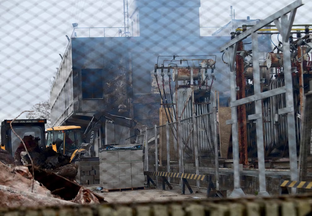 Un importante incendio en una central eléctrica dejó a oscuras a buena parte de La Plata.