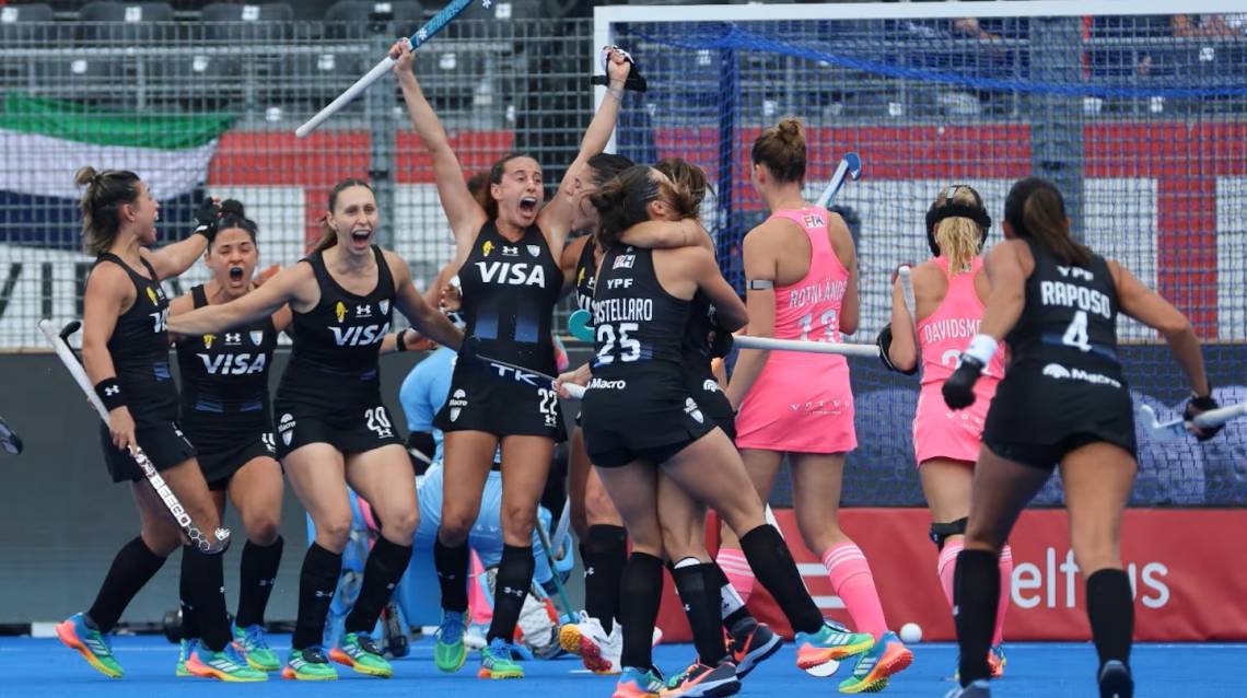 Las Leonas derrotaron 3-2 a Alemania con un gol a cinco minutos del final. (Crédito: EFE)