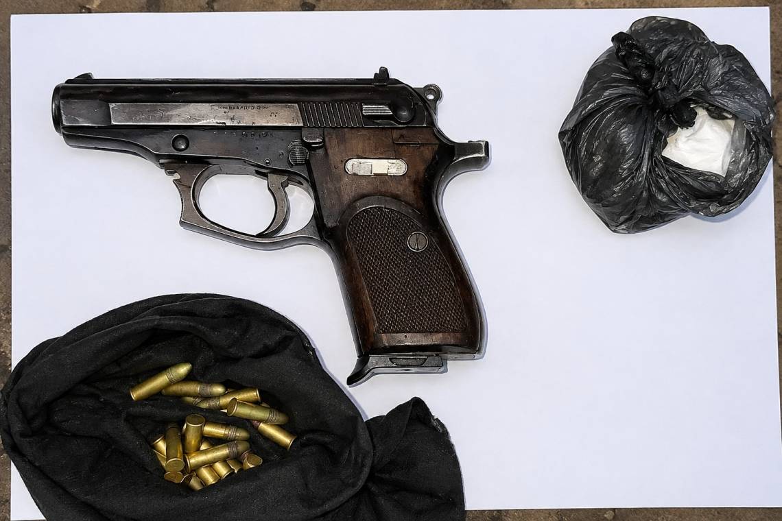 El arma de fuego, las municiones y el material presuntamente estupefaciente secuestrados durante el procedimiento realizado en la ciudad de Santa Fe.