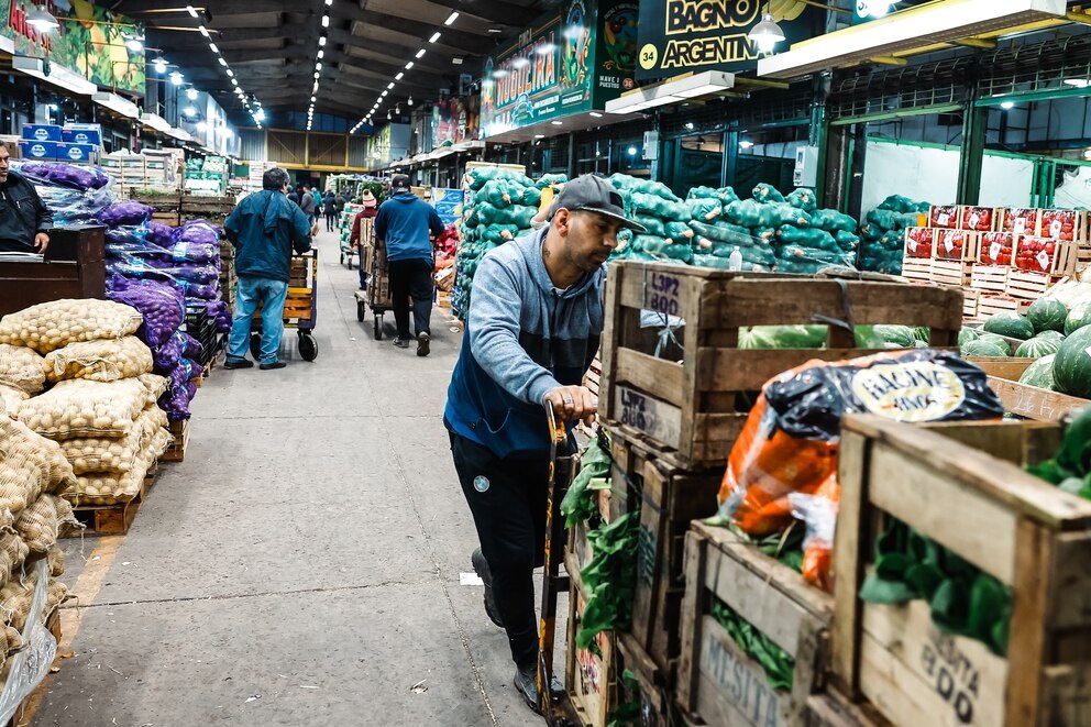Los precios mayoristas subieron 0,8% en julio, por debajo de la inflación minorista.