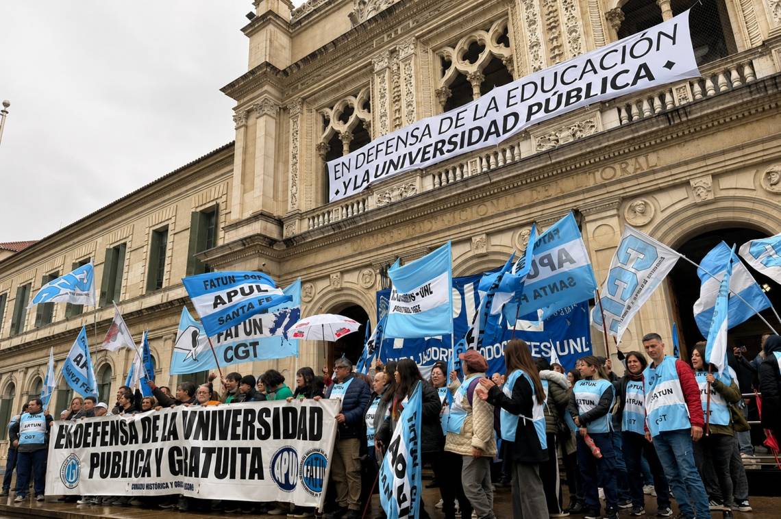 La comunidad universitaria de la UNL se manifestó frente al Rectorado.