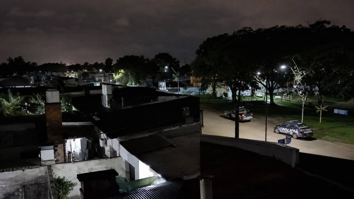 La Policía desplegó varios móviles durante la madrugada para localizar al sospechoso. (Foto: Gentileza)