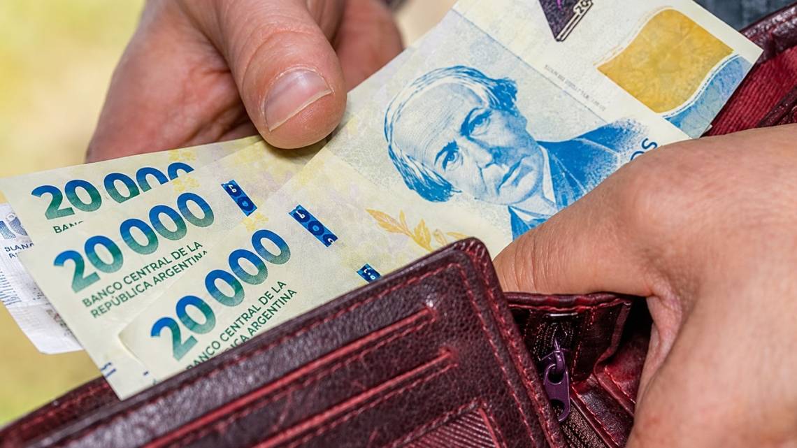 El endeudamiento de las familias para cubrir gastos básicos quedó en el centro de la discusión. 
