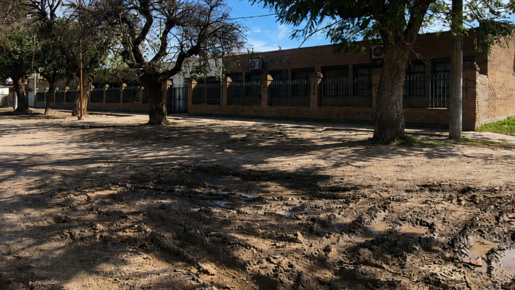 El estado de las calles en inmediaciones de la Escuela 49, incluso después de varios días sin lluvias. (Crédito: STD)