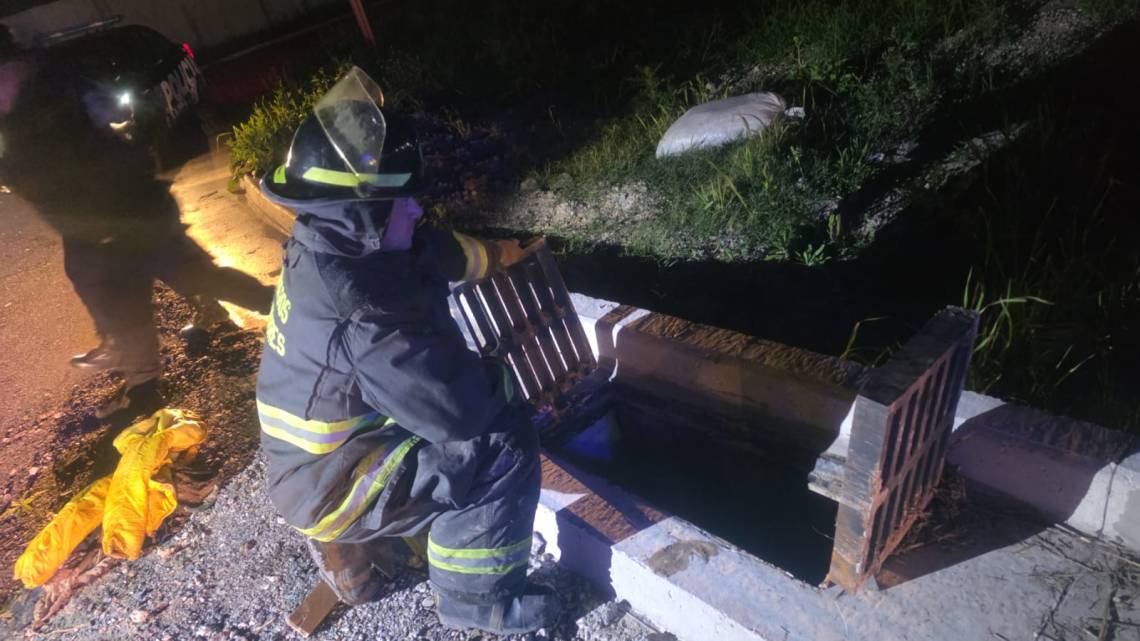 Bomberos  debieron abrir dos rejas metálicas para que el joven pueda salir.