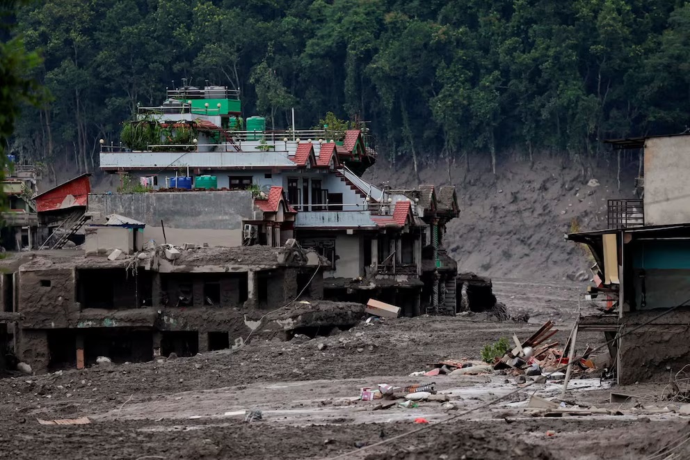 Viviendas dañadas tras una inundación repentina en Trishuli, en la zona fronteriza entre Nepal y China. (Crédito: Reuters)