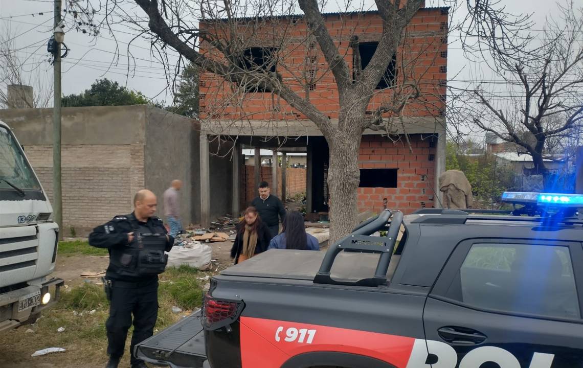 Desalojaron un inmueble en Adelina Centro: un hombre se resistió y terminó detenido