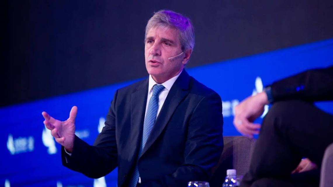 Luis Caputo declaró un patrimonio de $19.509 millones: el 68% está en el exterior.