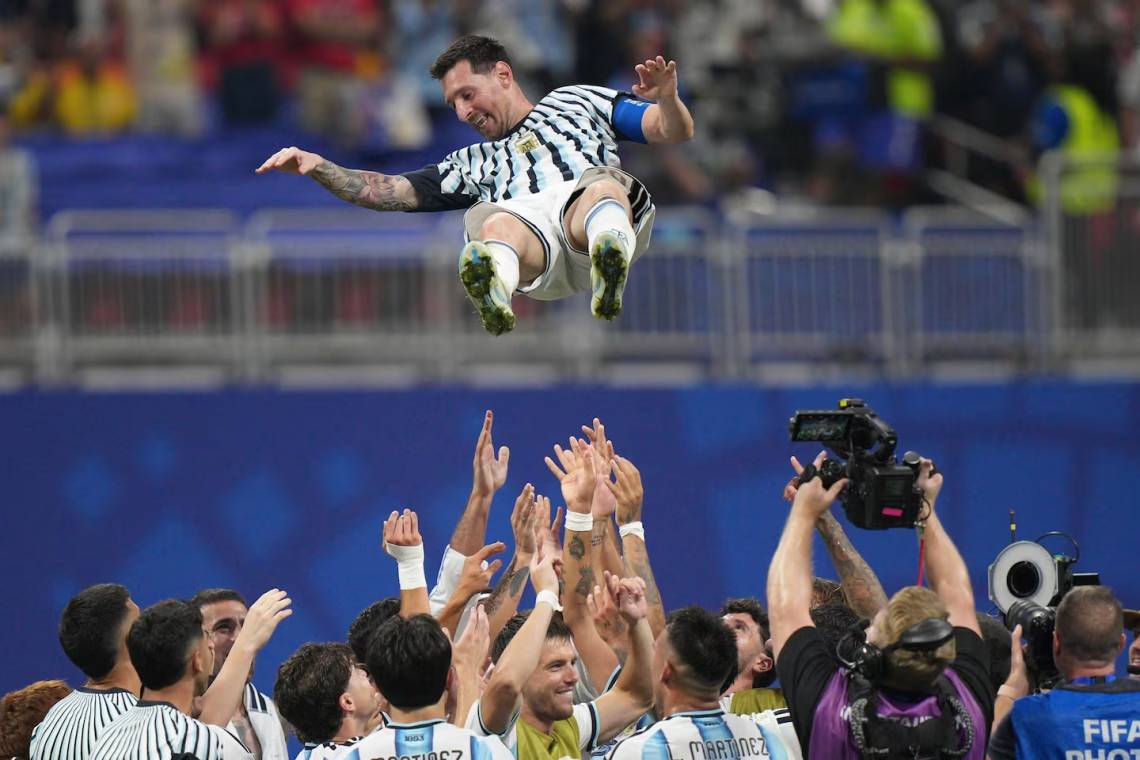 Siguen las repercusiones por la decisión de Messi de retirarse de la Selección. 