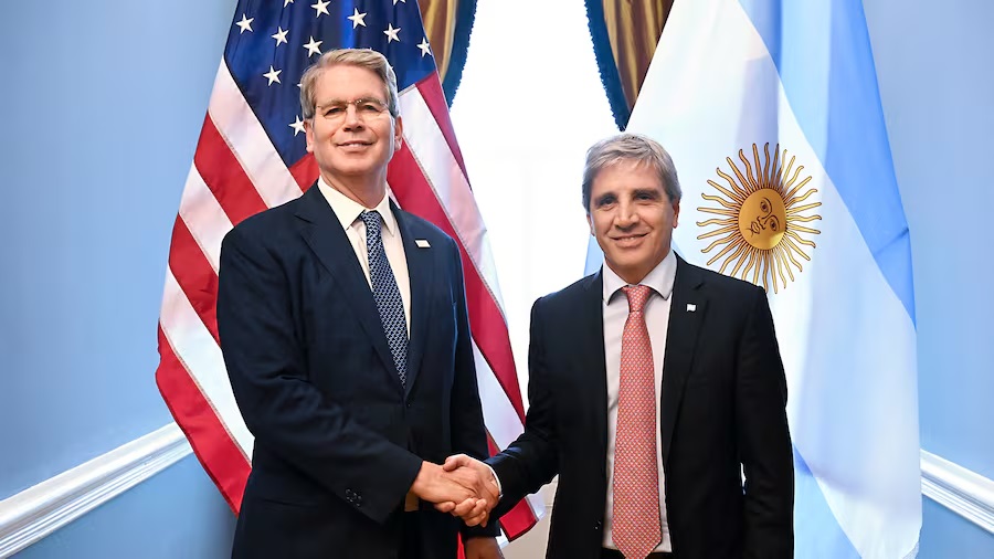 Caputo se reunió con Bessent, quien elogió el programa económico de Milei.