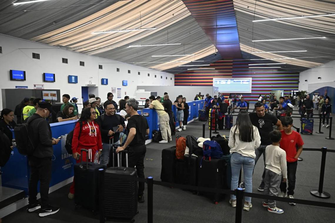 Venezuela reabre su principal aeropuerto tras más de dos meses de obras por los terremotos.
