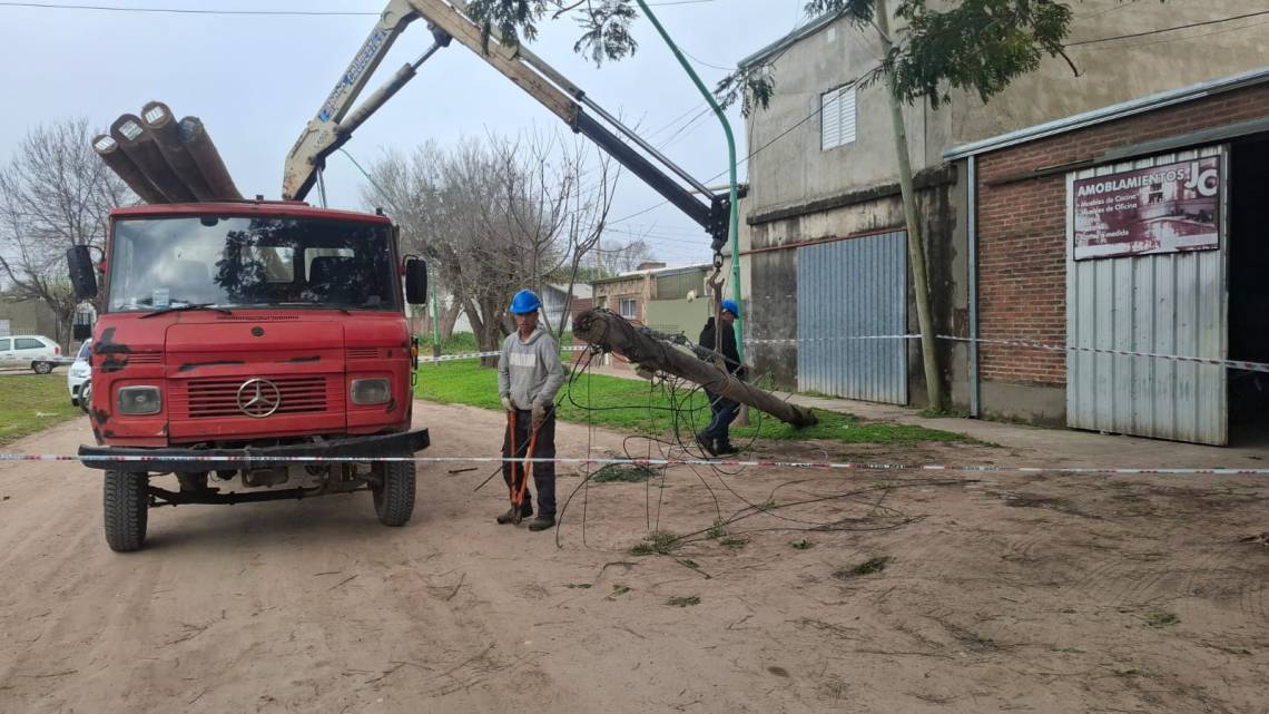 Durante la mañana de este martes retiraron el poste que cayó en Juan José Paso al 3100. (Crédito: STD)