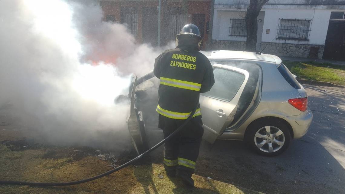 Personal de Bomberos debió intervenir para sofocar el fuego.