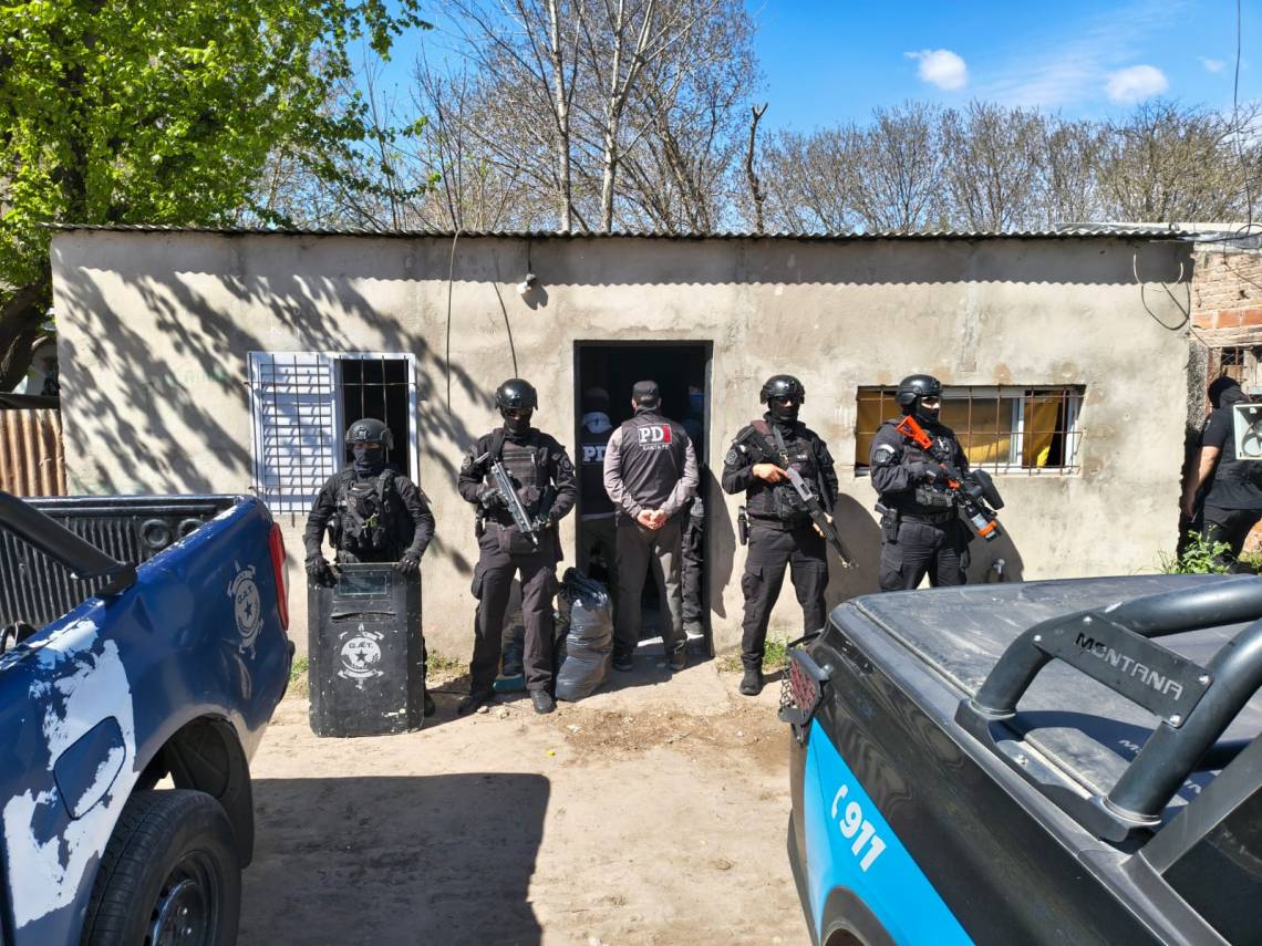 Efectivos de la PDI allanaron una vivienda en Leiva al 3500, en una causa por venta de droga.